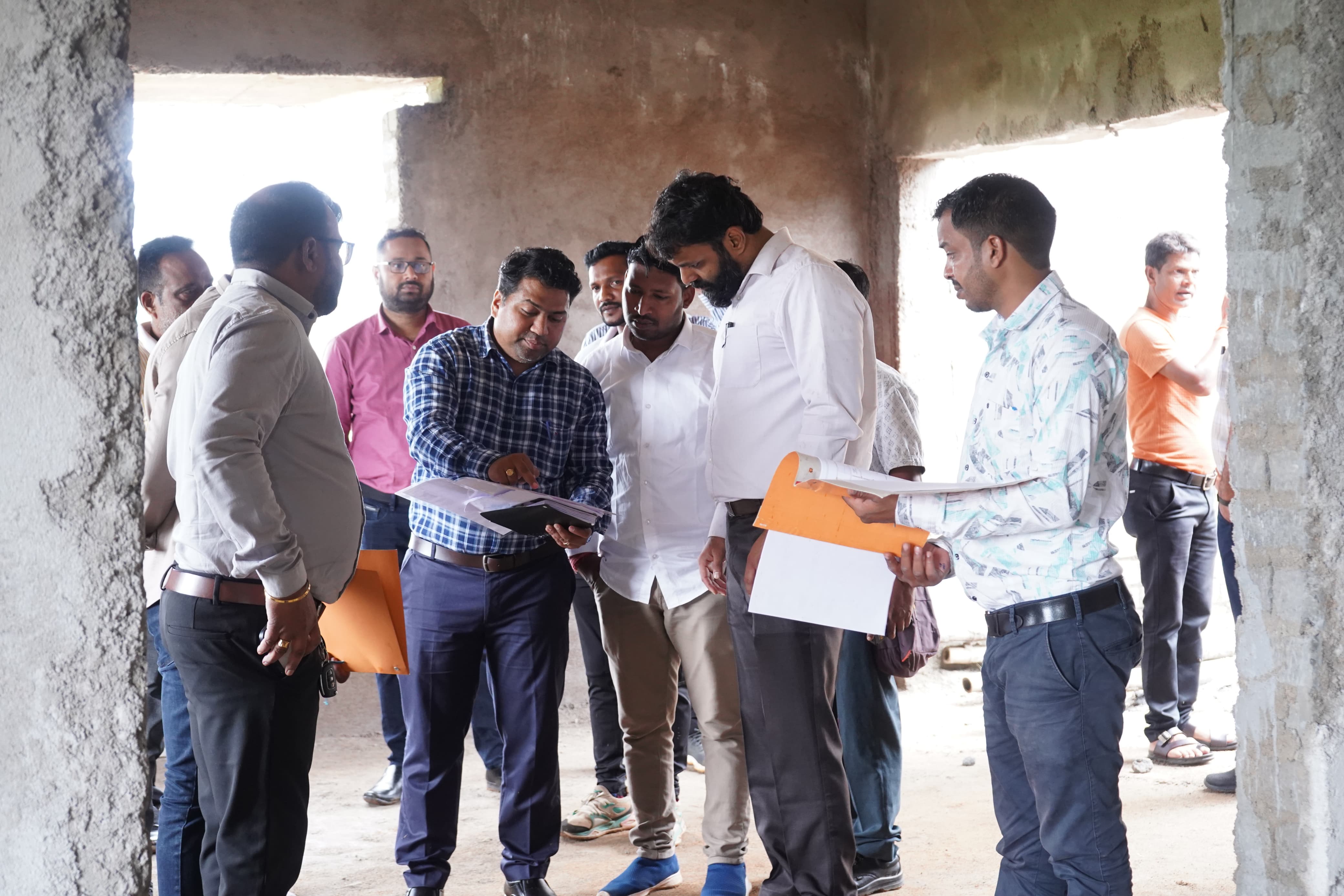 जशपुर जंक्शन : कलेक्टर रोहित व्यास ने किया निर्माणाधीन इंडोर स्टेडियम के निर्माण कार्य का निरीक्षण,कार्य में गुणवत्ता के साथ प्रगति लाने के दिए निर्देश 