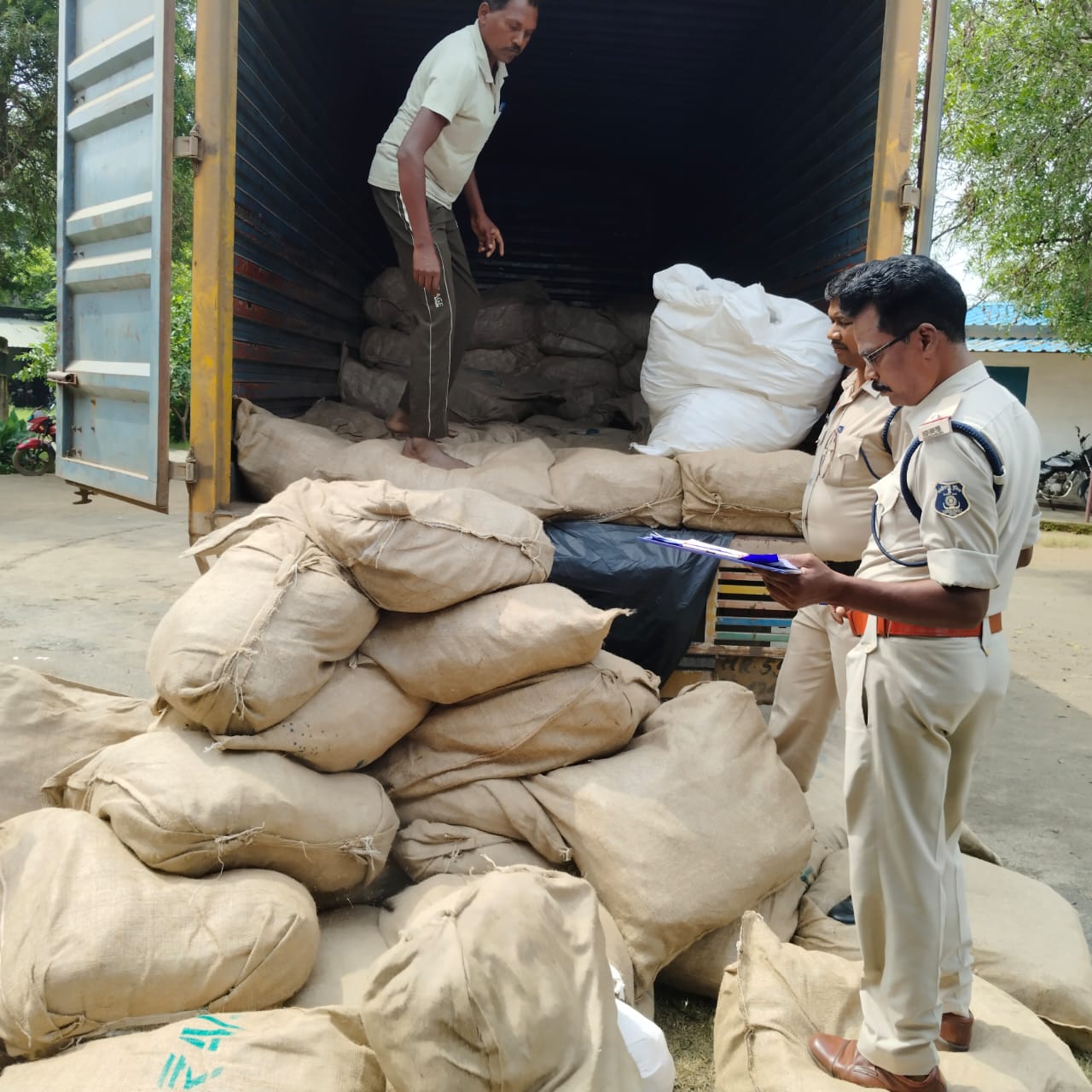 ब्रेकिंग न्यूज : जशपुर पुलिस ने ऑपरेशन आघात के तहत 30 लाख रुपये मूल्य का अवैध गुटखा व तंबाकू किया जप्त