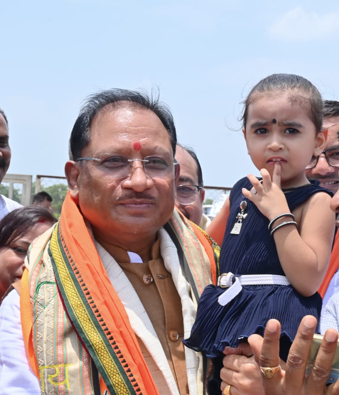 मुख्यमंत्री साय ने नन्ही सृष्टि को गोद में उठाकर जीत लिया दिल