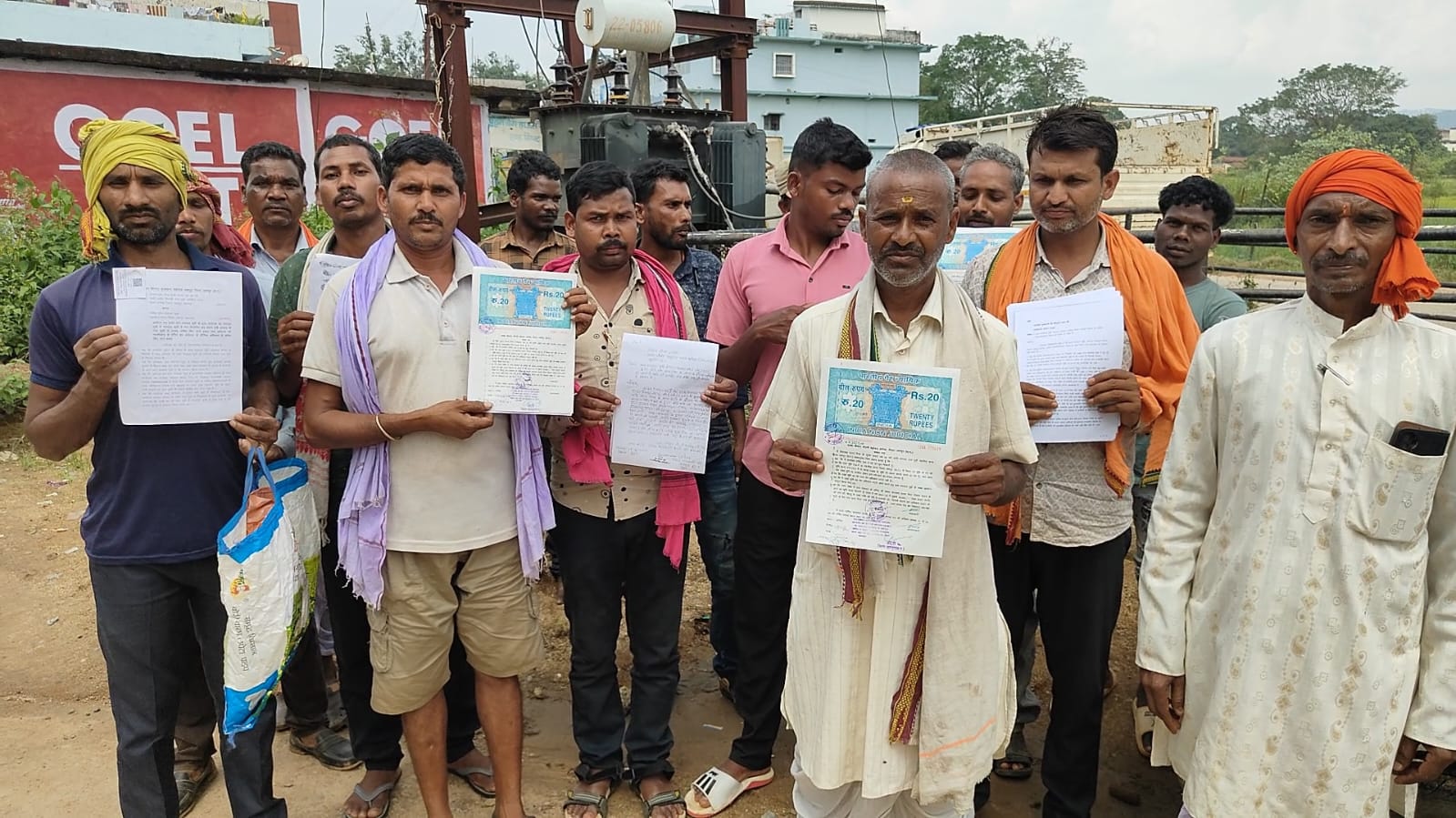 सचिव के विरुद्ध लामबंद हुए ग्रामीण, निलंबन के साथ कड़ी कार्रवाई की मांग,जांच के दौरान गुंडागर्दी का आरोप...?