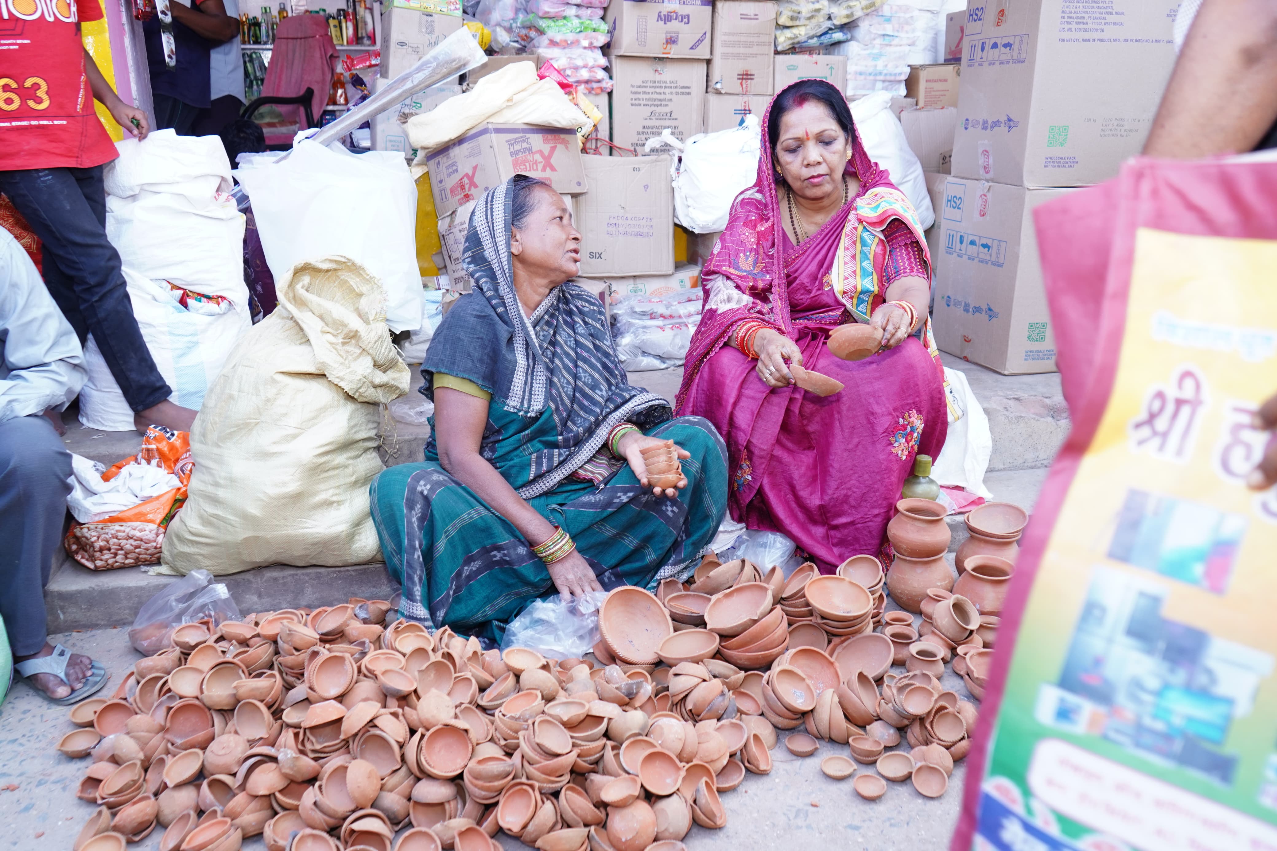 मुख्यमंत्री विष्णुदेव साय की धर्मपत्नी श्रीमती कौशल्या साय ने की स्थानीय उत्पादों की खरीदारी कर दिया वोकल फॉर लोकल का संदेश......।