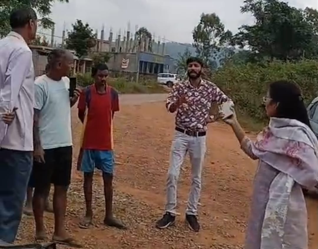 सन्ना तहसीलदार रौशनी तिर्की पर प्रांतवाद का आरोप, जनपद सदस्य ने लगाए गंभीर आरोप,बिना नोटिस मकान तोड़ने, धमकी देने का मामला CM से हुई शिकायत।