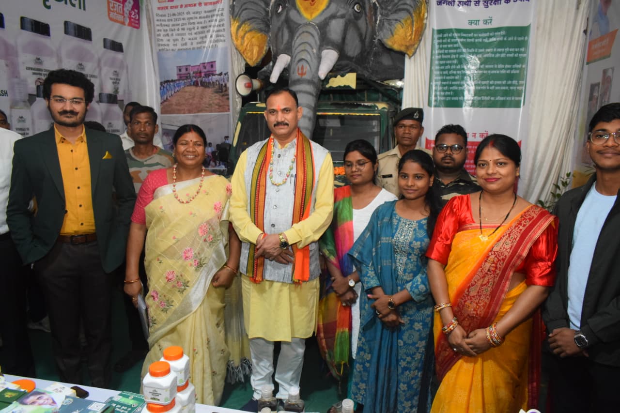 राज्योत्सव 2025 : स्वास्थ्य मंत्री जायसवाल ने जशपुर वन विभाग के स्टॉल में बांस से बने आभूषणों को सराहा।