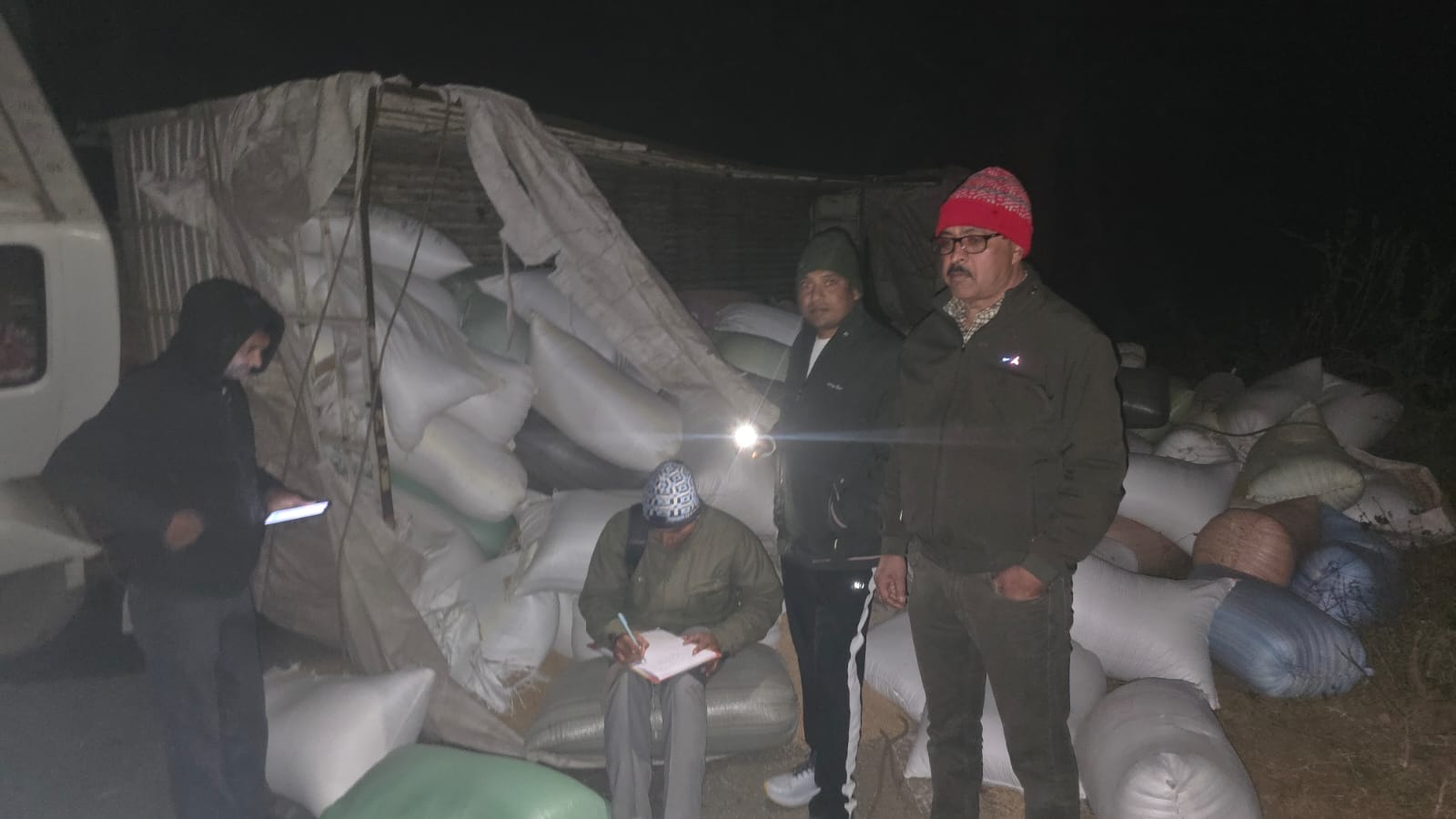 कलेक्टर  रोहित व्यास के निर्देश का दिखा असर, बगीचा तहसील में अवैध धान से भरा ट्रक पलटा,प्रशासन ने दिखाई सख्ती,अवैध धान किया जप्त।