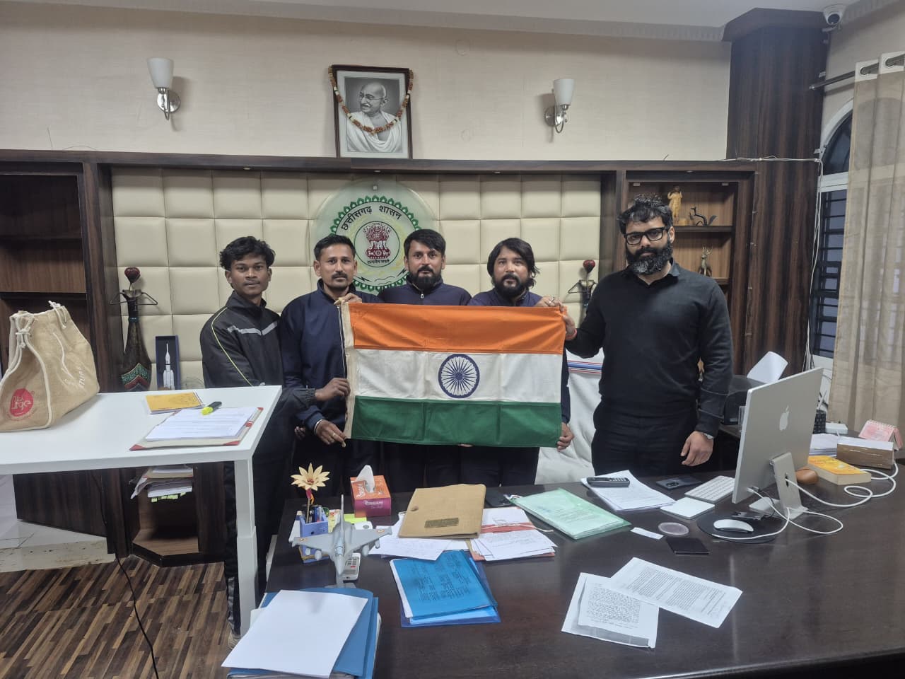 विश्वशांति की अलख लेकर जशपुर पहुँची विश्व पदयात्री टीमकलेक्टर  रोहित व्यास से की सौजन्य भेंट