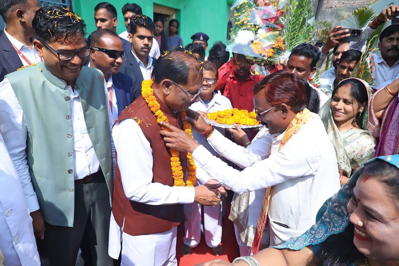 रायगढ़ में महापौर श्री जीवर्धन चौहान से भेंट के दौरान मुख्यमंत्री ने किया जनादेश का स्मरण।