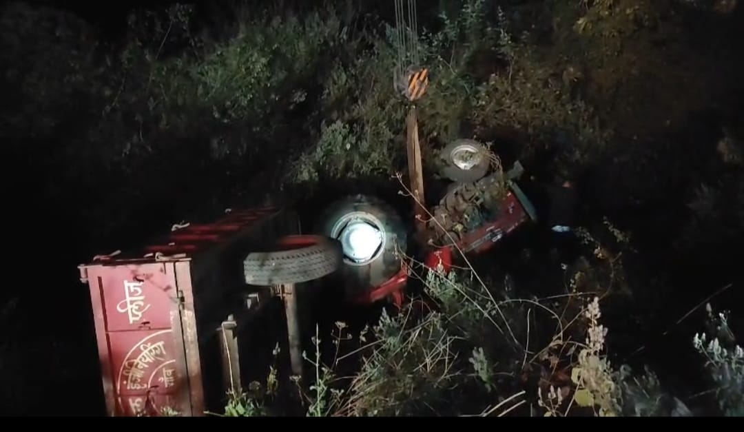 सड़क पर डम्प मिट्टी बनी जानलेवा,नहर में गिरी ट्रैक्टर,चालक की दबकर मौत।