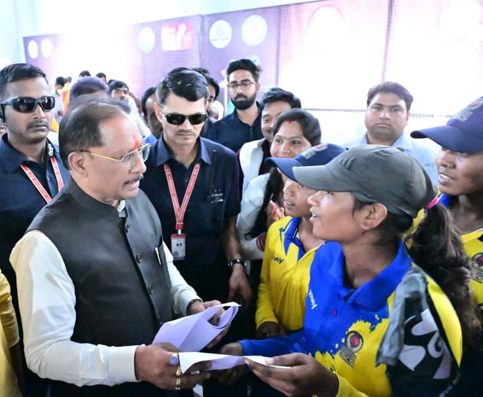 इचकेला की बेटियों ने क्रिकेट में रचा इतिहास मुख्यमंत्री श्री साय ने किया सम्मानित, किट देकर बढ़ाया हौसला।