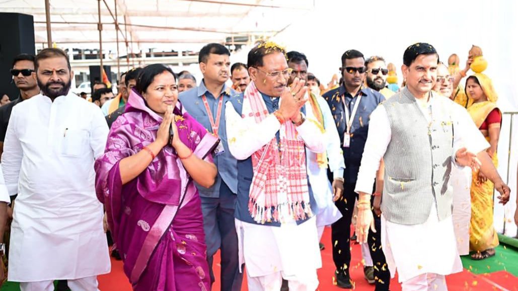 सूरजपुर में माता कर्मा जयंती में शामिल हुए मुख्यमंत्री विष्णु देव साय, नक्सलवाद और ईंधन आपूर्ति पर दिया बड़ा बयान।