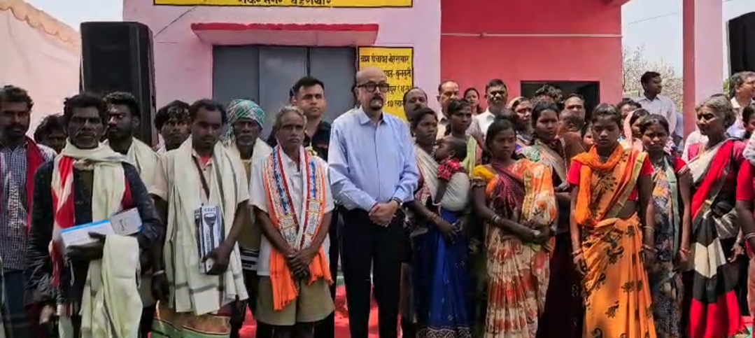 महामहिम राज्यपाल ने बिरहोर बस्ती में परखी हकीकत, अधिकारियों को दिए कड़े निर्देश।