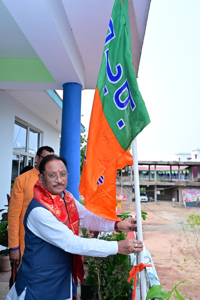 मुख्यमंत्री विष्णुदेव साय ने कार्यकर्ताओं को दिया संगठन मजबूत करने का संदेश,भाजपा स्थापना दिवस पर बगिया में फहरा पार्टी का ध्वज