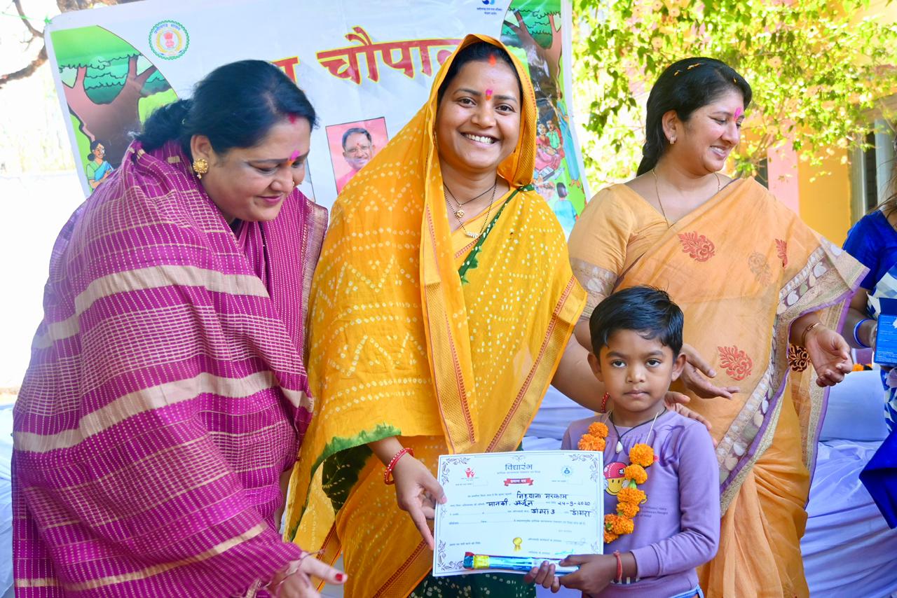 कुसुम पेड़ के नीचे ‘बाल चौपाल’ में मंत्री लक्ष्मी राजवाड़े, योजनाओं का लाभ अंतिम व्यक्ति तक पहुंचाने पर जोर।