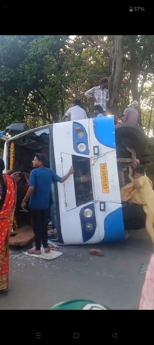 महनई घाटी में अनियंत्रित होकर पलटी यात्री बस, 8 से अधिक यात्री घायल।