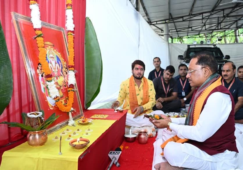 मुख्यमंत्री निवास में भगवान विश्वकर्मा की विधि-विधान से पूजा-अर्चना, प्रदेश की सुख-समृद्धि और खुशहाली की कामना की मुख्यमंत्री ने श्रमवीरों, शिल्पकारों, कारीगरों और तकनीकी क्षेत्र से जुड़े लोगों को दी विश्वकर्मा जयंती की शुभकामनाएं