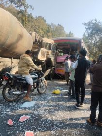 ब्रेकिंग जशपुर जंक्शन : रौनी घाट में भीषण हादसा,25 से अधिक घायल,मची अफरातफरी।