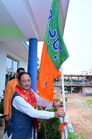 मुख्यमंत्री विष्णुदेव साय ने कार्यकर्ताओं को दिया संगठन मजबूत करने का संदेश,भाजपा स्थापना दिवस पर बगिया में फहरा पार्टी का ध्वज