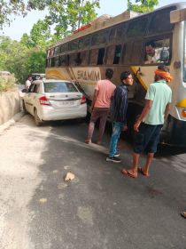 रौनी घाट में बड़ा सड़क हादसा, तेज रफ्तार यात्री बस ने दो कारों को मारी टक्कर।